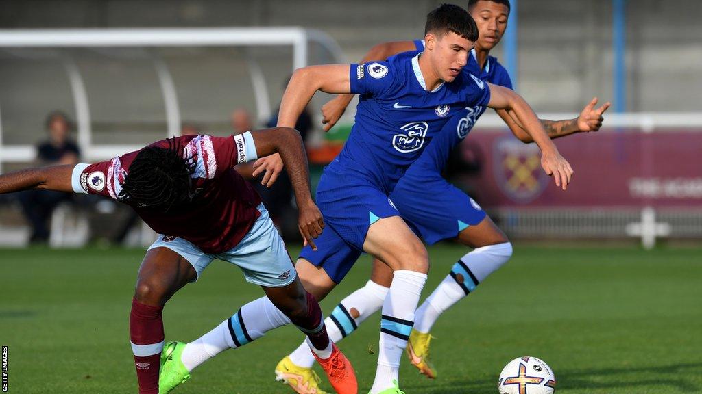 Reading has signed midfielder Cesare Casadei from Chelsea until the end of the season.