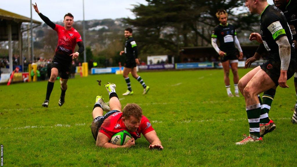 Cornish Pirates score a try