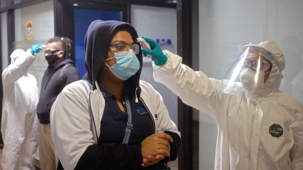 Workers get their temperatures checked in San Luis Potosi, Mexico (27/05/20)