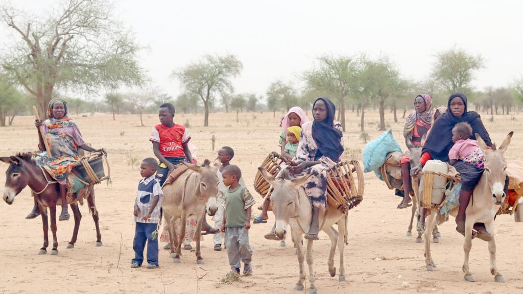 Sudanese refugees cross into Chad near Koufroun, Echbara, on 1 May 2023