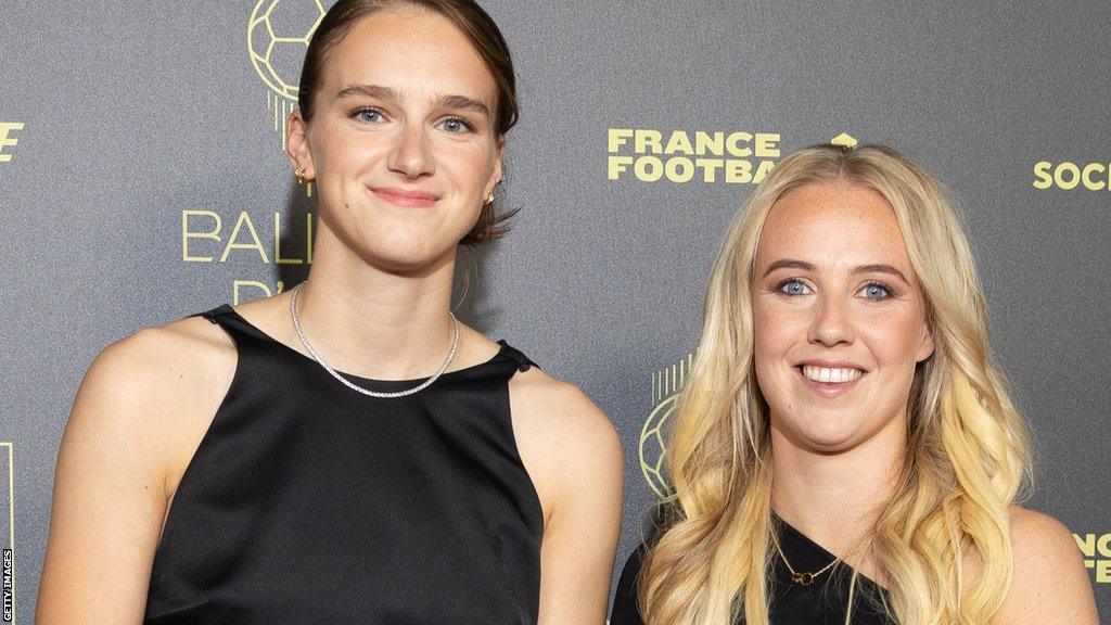 Vivianne Miedema and Beth Mead