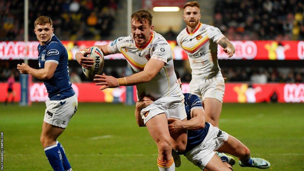 Catalans ran in six converted tries in Perpignan to hammer Tony Smith's Hull