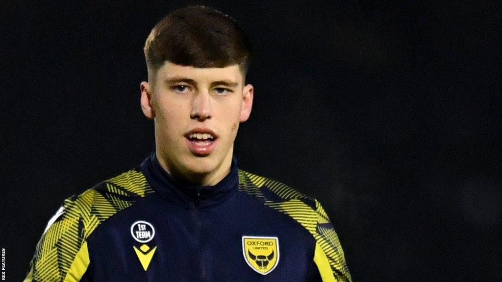 Oxford United defender Stephan Negru says he feels 'no pressure' ahead of Derby County match at Pride Park.