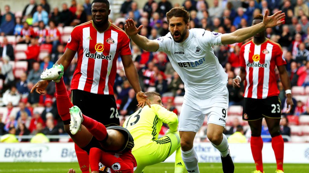 Fernando LLorente celebrates