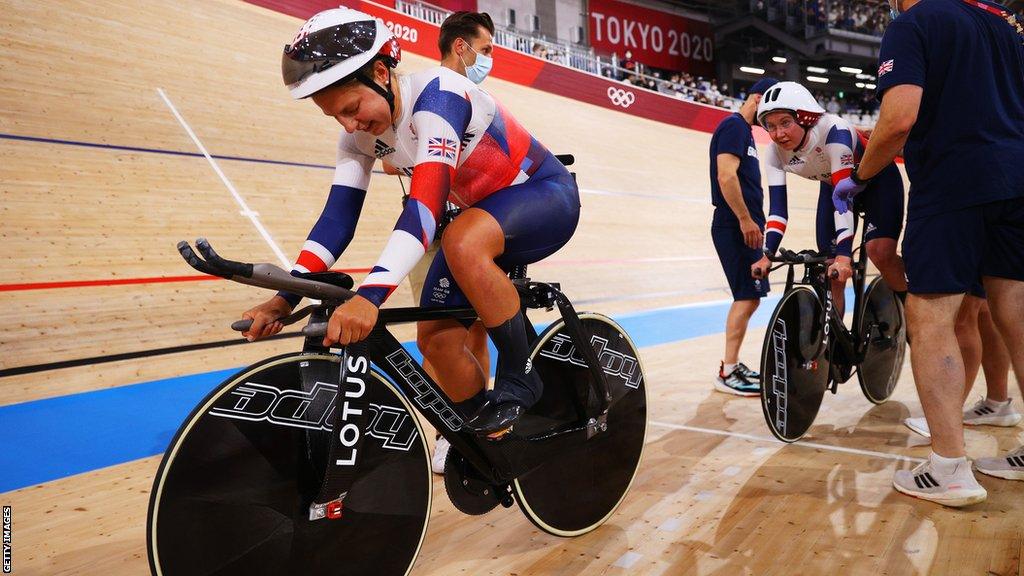 Neah Evans riding in team pursuit in Tokyo