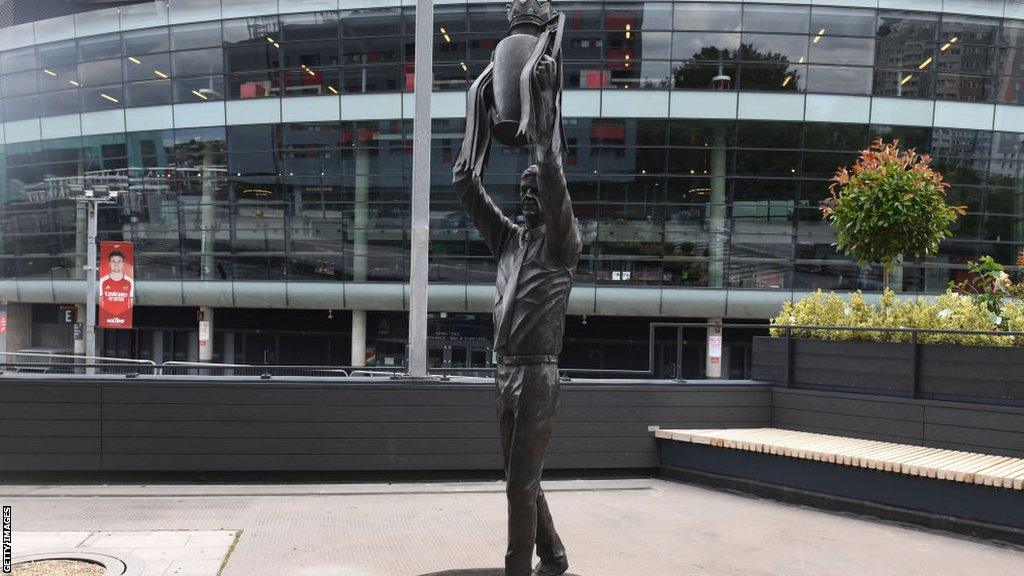 Statue of Arsene Wenger