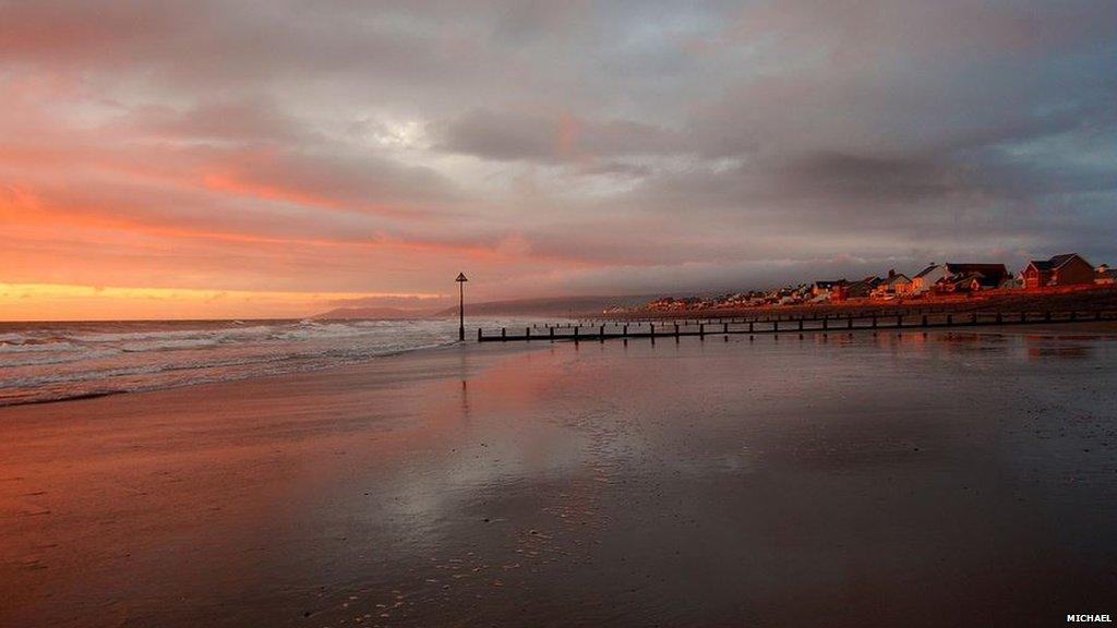 Mae gweddillion coedwig i'w gweld pan mae'r llanw'n isel ym Mhorth, sy'n gysylltiedig â chwedl Cantre'r Gwaelod // Ancient submerged forests can be seen in low tide in Borth, which is linked to the Welsh legend, Cantre'r Gwaelod