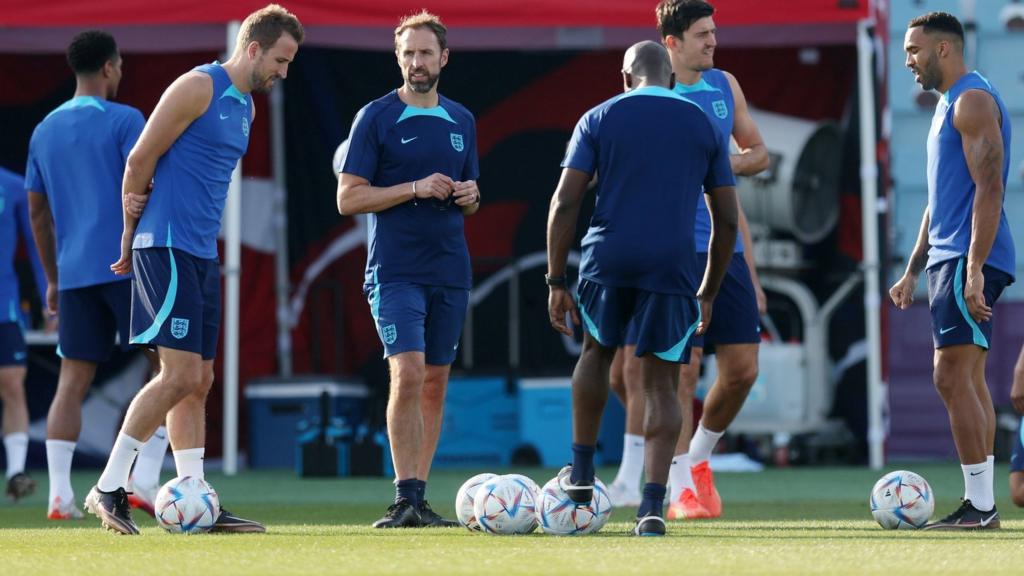 Gareth Southgate speaks to Harry Kane during England training