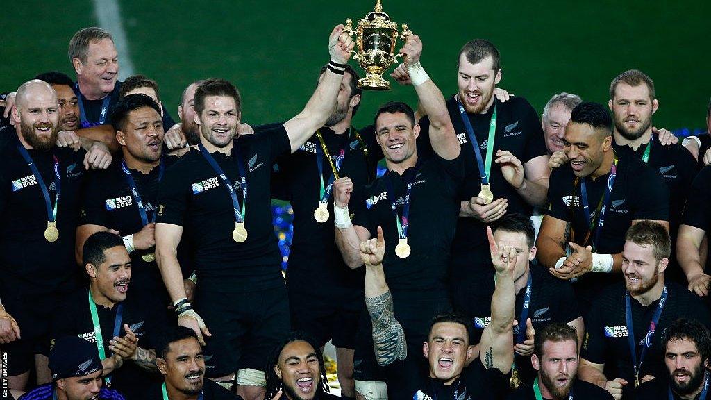 New Zealand men's rugby team lift the 2015 World Cup