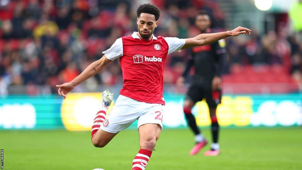 Zak Vyner playng football for Bristol City in the Championship