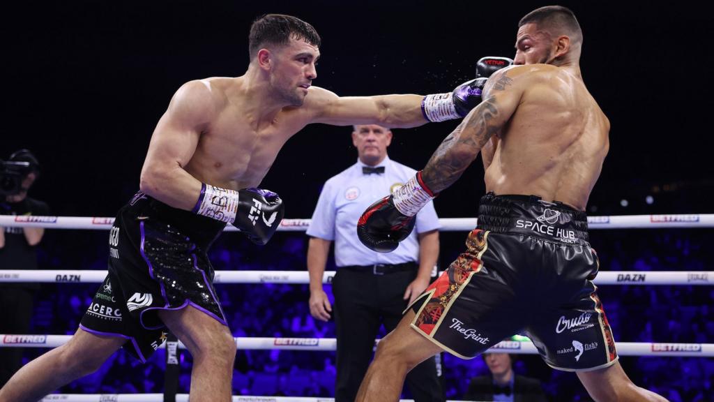 Jack Catterall punches his opponent Jorge Linares