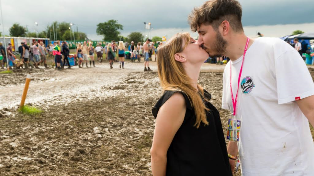 Two festivalgoers kiss