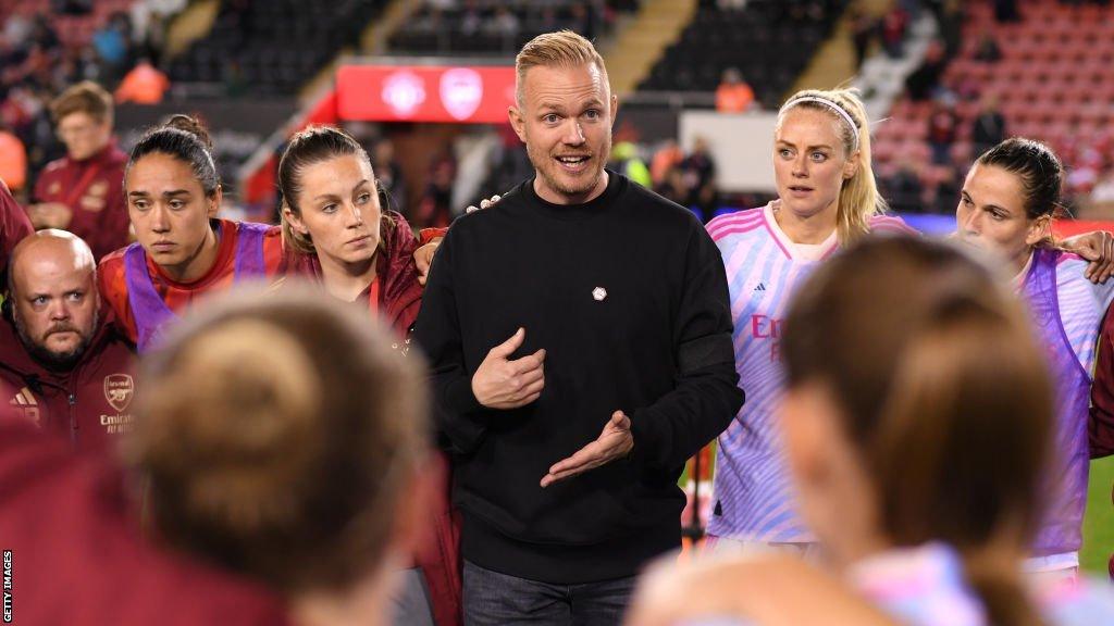 Jonas Eidevall speaks to his Arsenal players