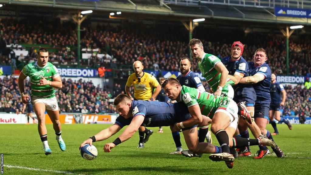 Dan Sheehan scores a try