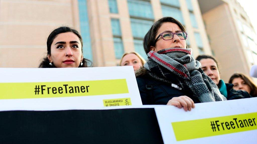 Demonstrators call for the release of Taner Kilic in 2018