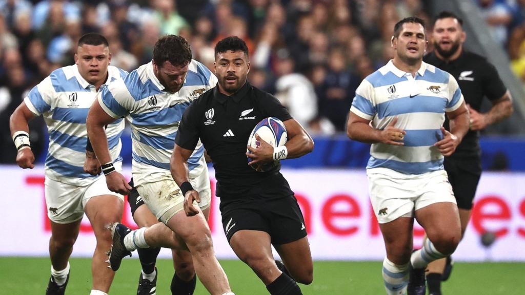 Richie Mo'unga breaks through Argentina's defence