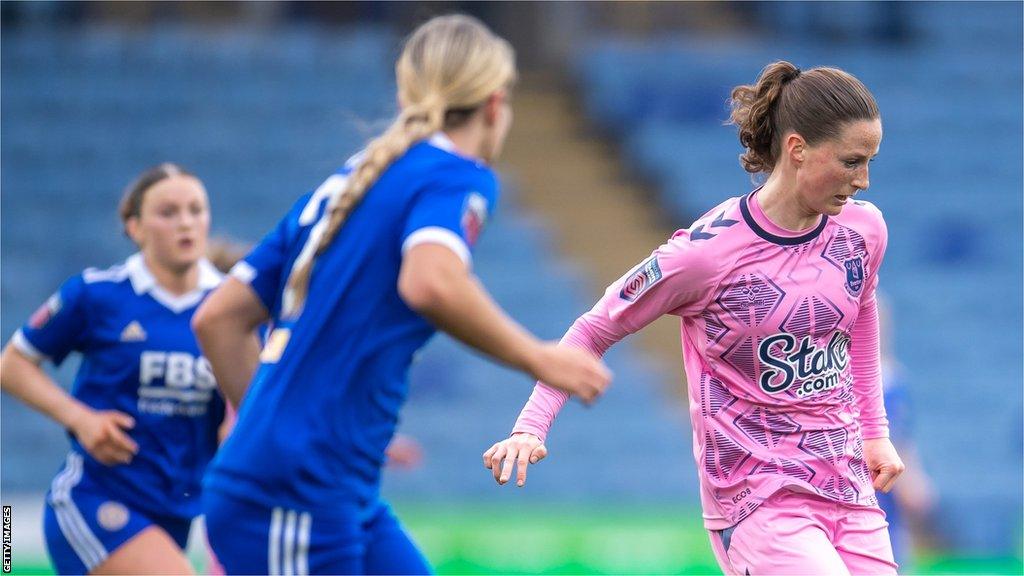 Leicester and Everton players battle for the ball