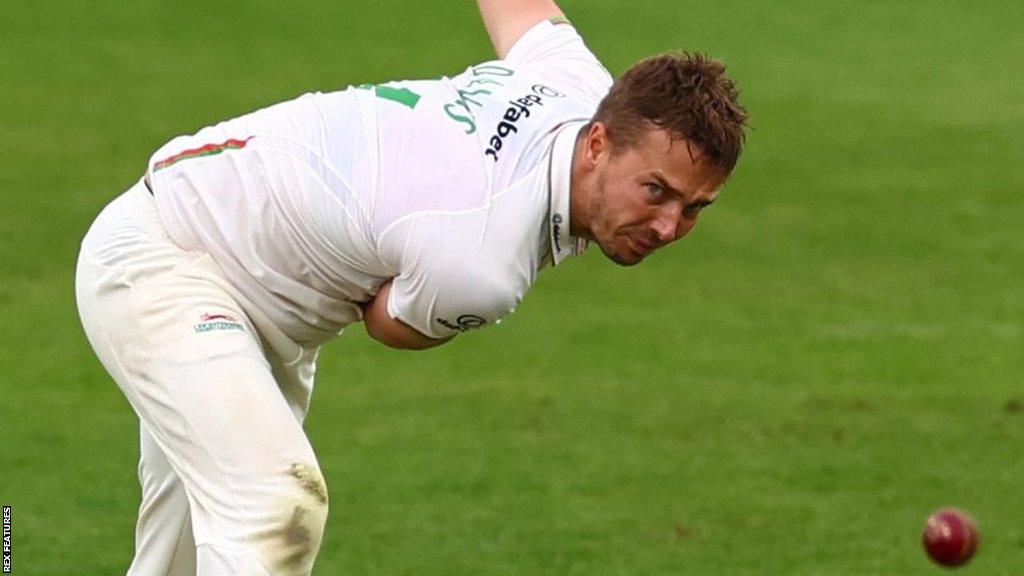 Will Davis bowling for Leicestershire