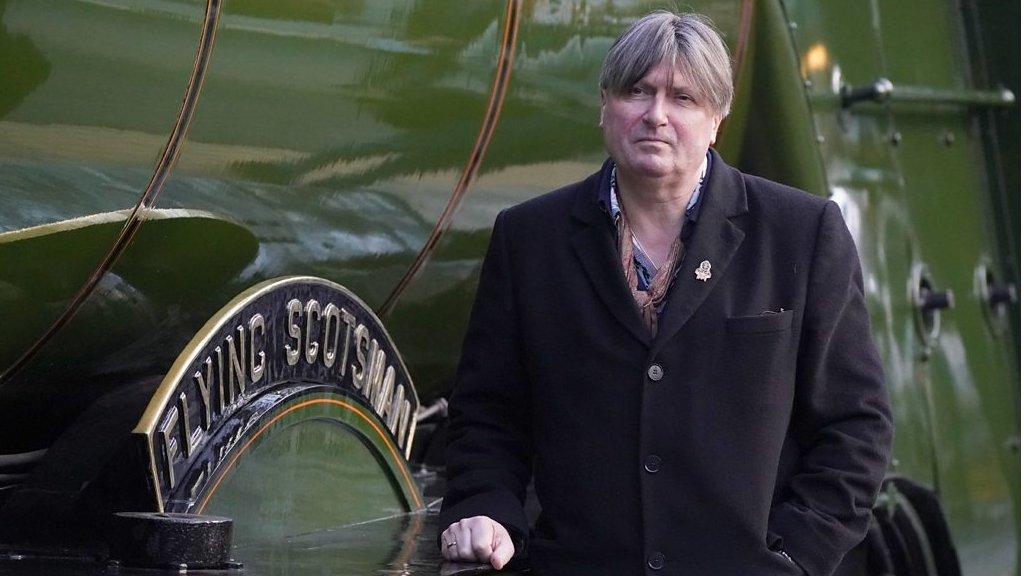 Simon Armitage next to the Flying Scotsman