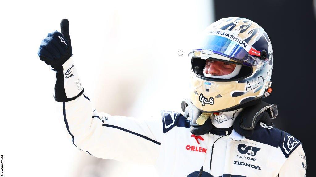 Daniel Ricciardo gives a thumbs-up after qualifying