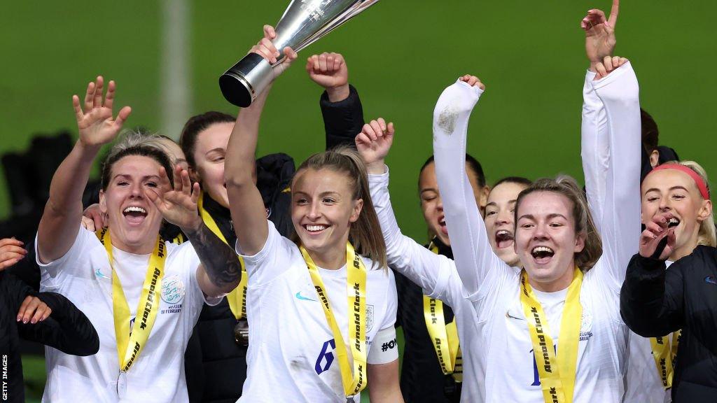 Leah Williamson lifts the Arnold Clark Cup trophy