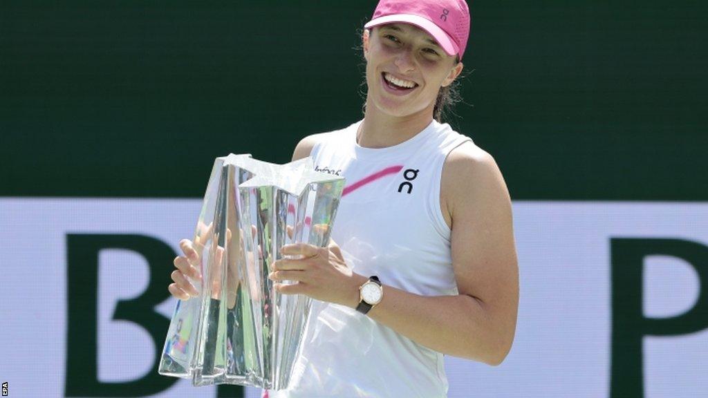 Iga Swiatek with the Indian Wells trophy in 2024