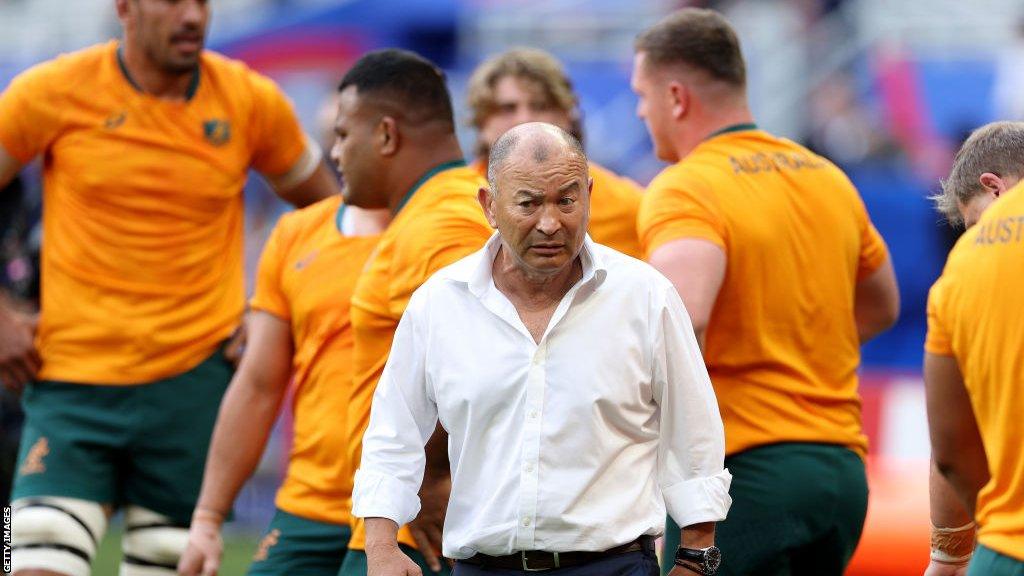 Eddie Jones stands in front of some of his Australia players