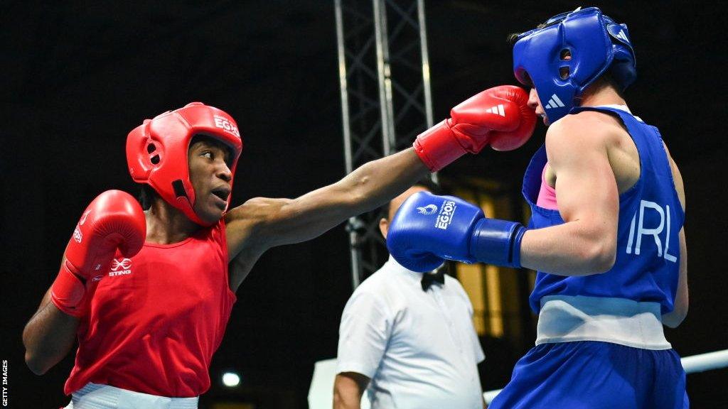 Cindy Ngamba throws a punch at Aoife O'Rourke