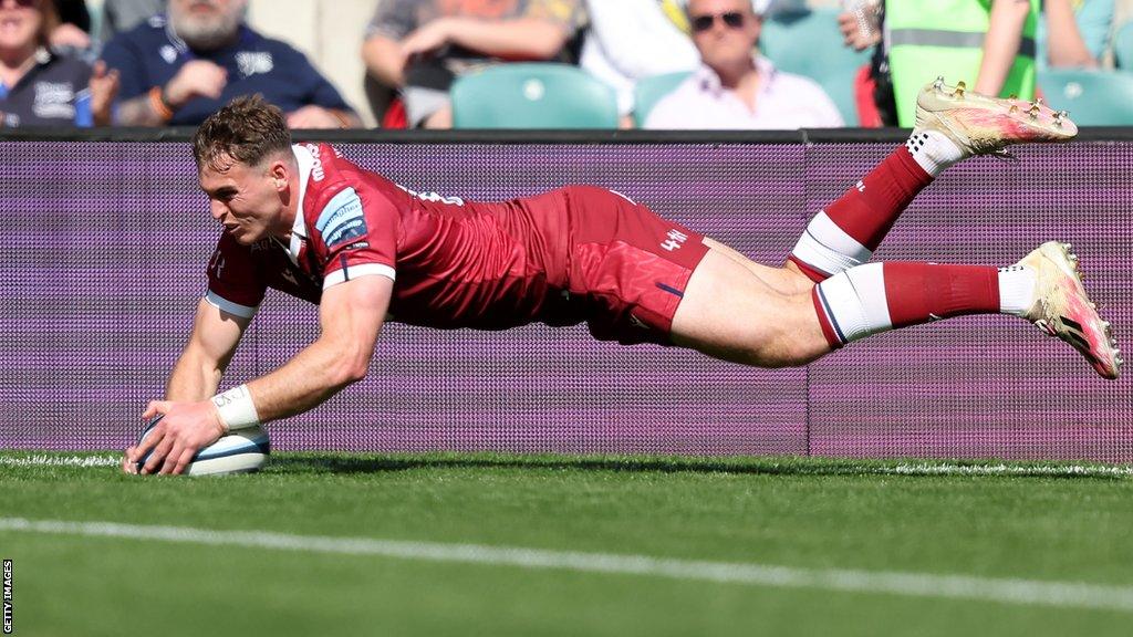 Tom Roebuck scores a try for Sale