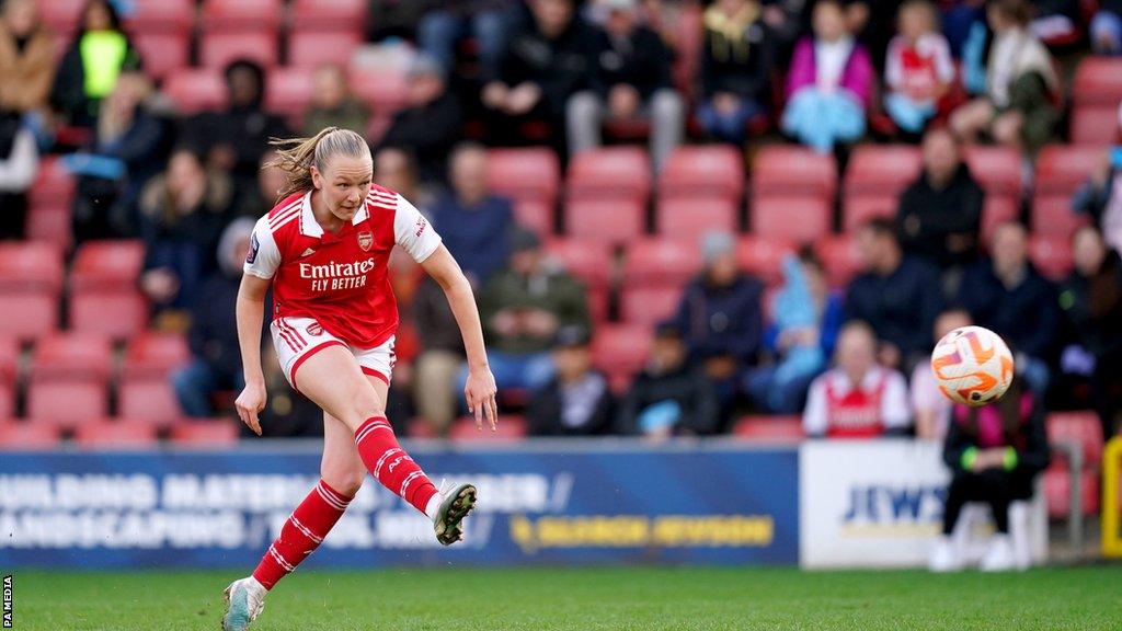 Frida Maanum scores for Arsenal