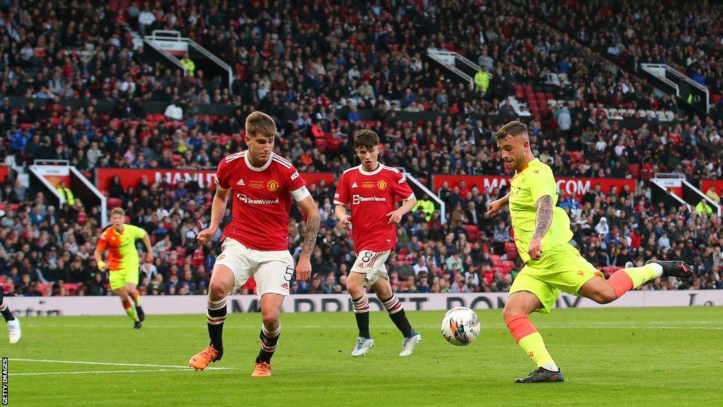 Burton Albion have signed striker Dale Taylor from Nottingham Forest on loan until the end of the season.