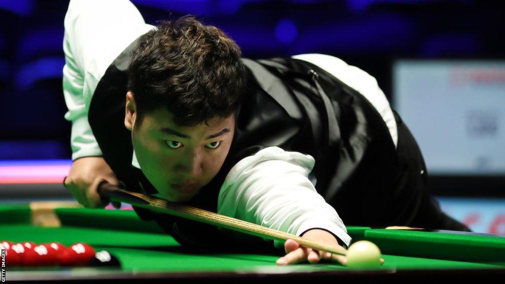 Yan Bingtao playing snooker