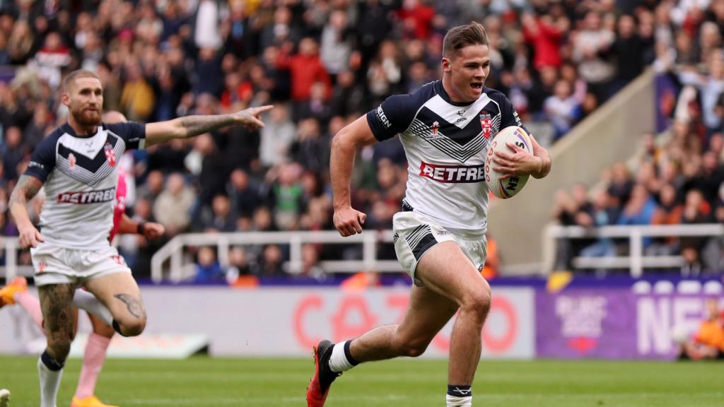 Jack Welsby scores England's first try