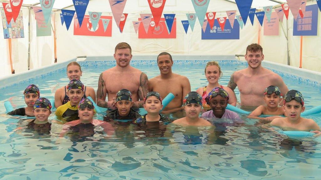 children-with-swimming-stars.