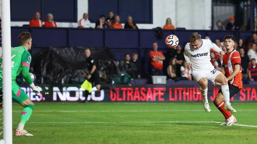 Jarrod Bowen heads the ball towards Thomas Kaminski