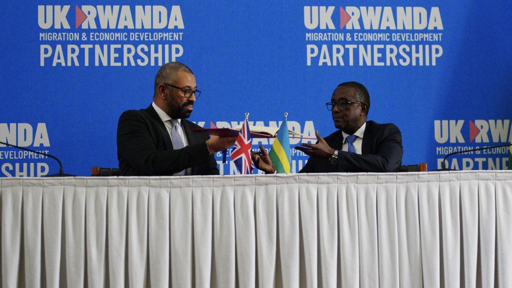 James Cleverly and Rwandan Minister of Foreign Affairs Vincent Biruta sign the treaty