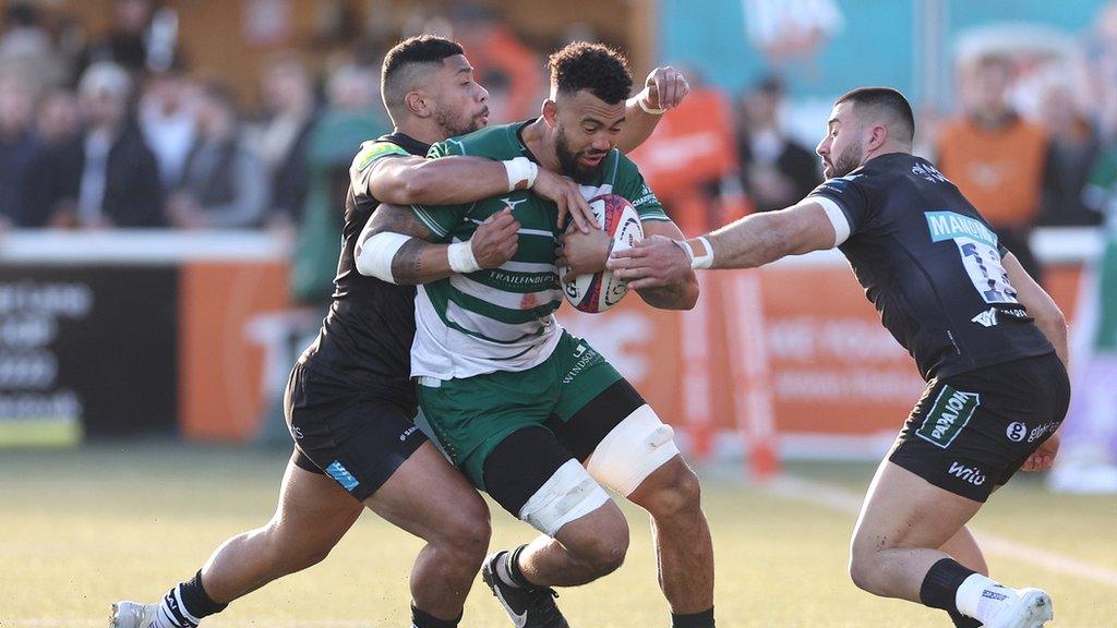 Ealing's Bobby de Vee under pressure from Leicester pair Phil Cokanasiga and Dan Kelly