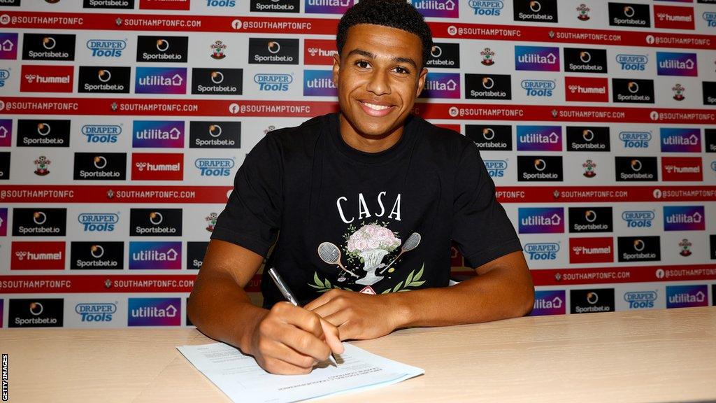 Shea Charles signing for Southampton