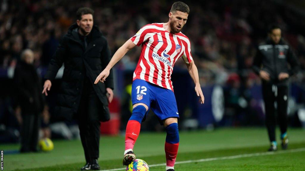 Matt Doherty controls a ball in front of Diego Simeone