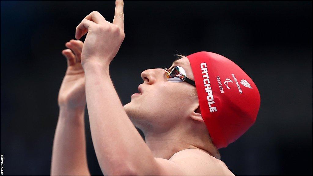 Jordan Catchpole looks up and points his fingers up before competing at the Tokyo Paralympics