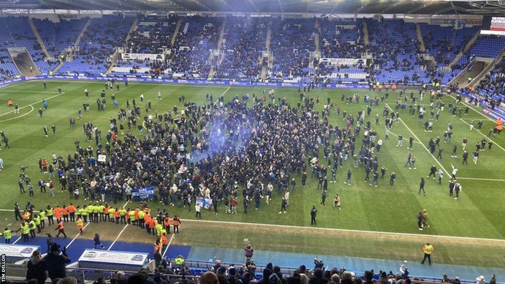 Reading fans invade the pitch at the Select Car Leasing Stadium