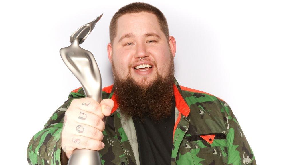 Rag N Bone Man with his Brits trophy