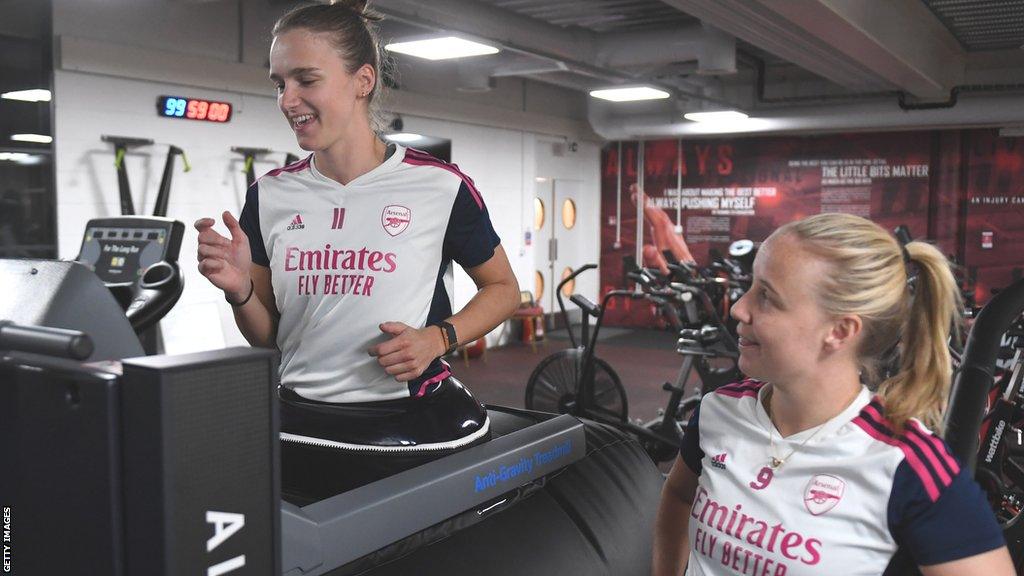 Vivianne Miedema and Beth Mead