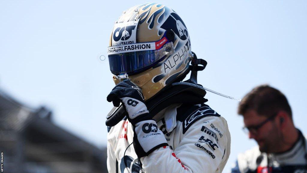 Daniel Ricciardo wears his helmet on the grid ahead of the Mexico City Grand Prix