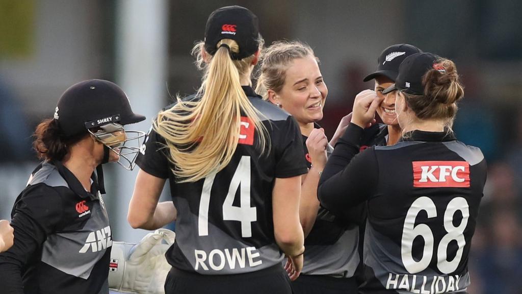 New Zealand celebrate a wicket