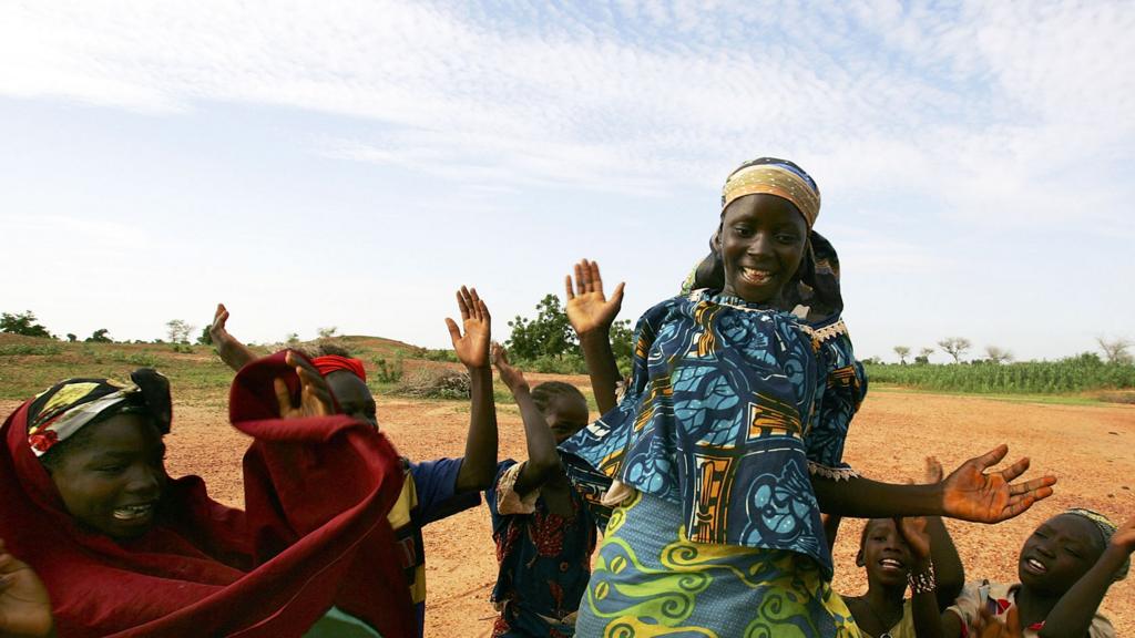 Women in Niger dancing