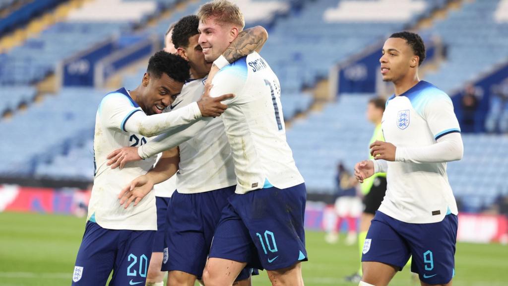 Emile Smith Rowe celebrates scoring