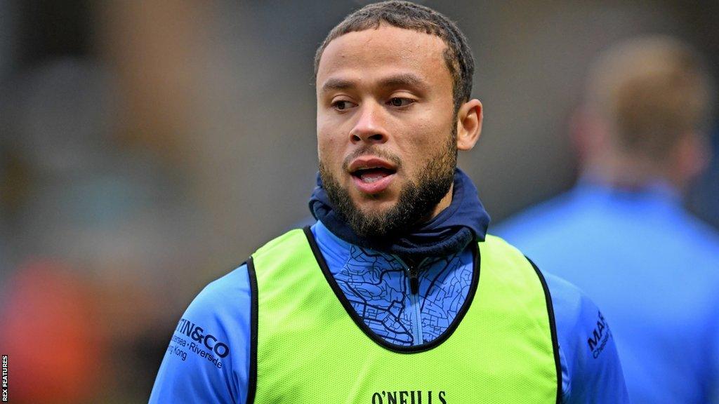 Curtis Thompson warming up for Wycombe