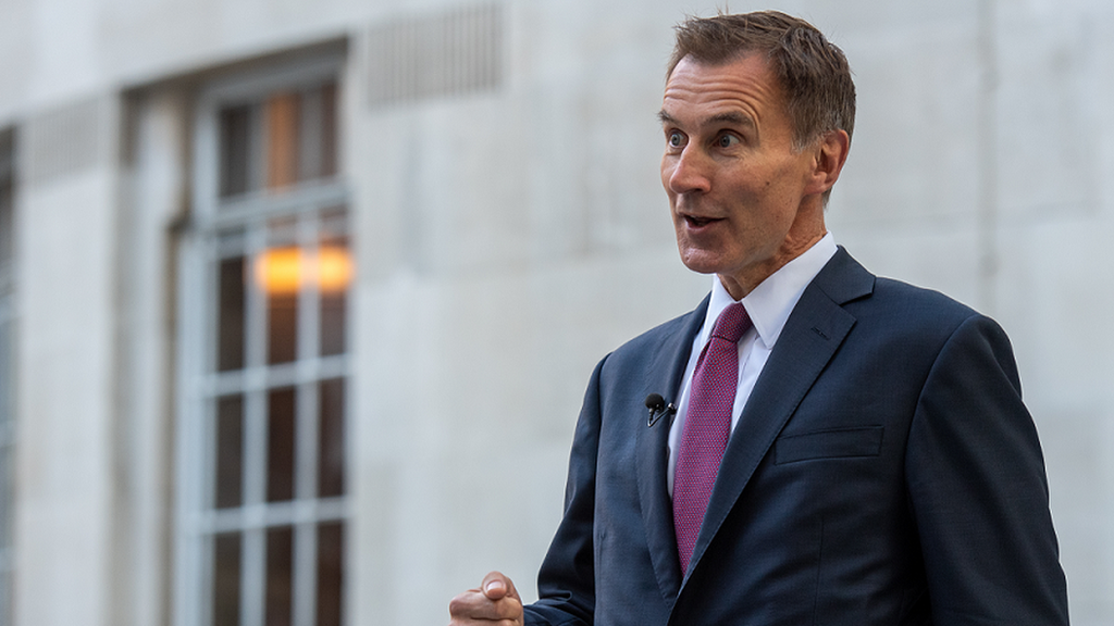 Jeremy Hunt outside the ý