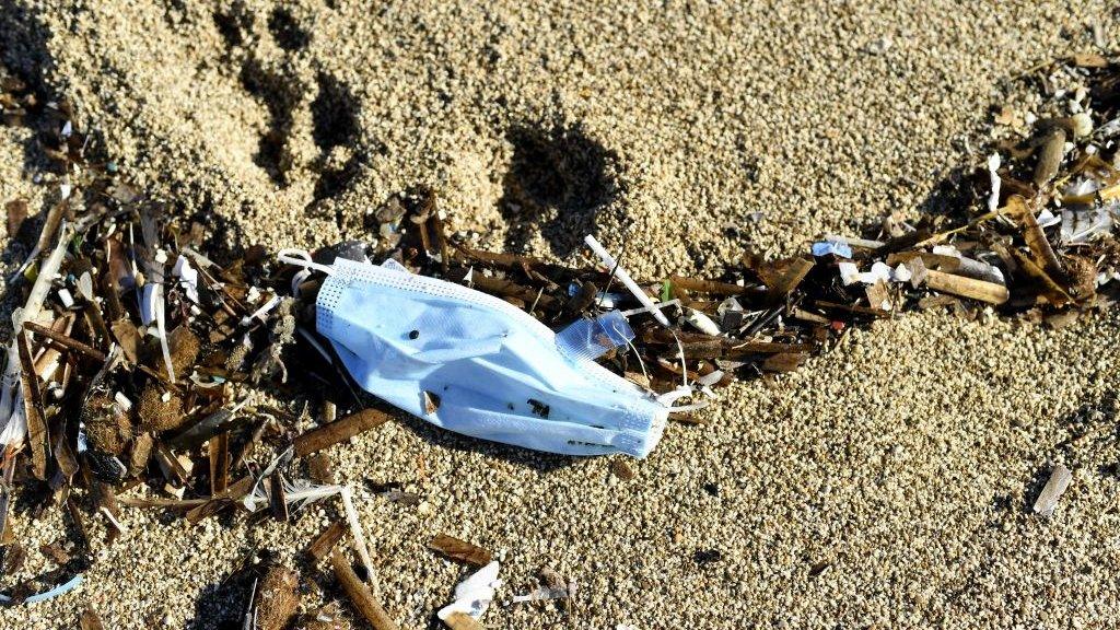 face-masks-found-on-beaches